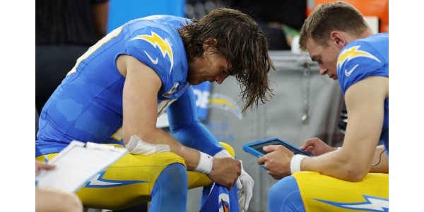 Justin Herbert längtar efter bra lagkamrater att spela vid sidan av Justin Herbert längtar efter bra lagkamrater att spela vid sidan av